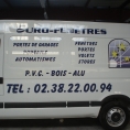 Publicité adhésive sur un fourgon